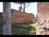 07247 ostia - regio i - insula xii - caseggiato a tabernae (i,xii,10) - 7. laden von norden (gezaehlt auf der westseite) - suedseite - bli suedwesten - 06-2024.jpg